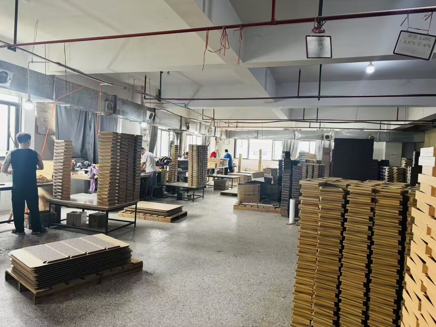 子成工艺品相框生产车间